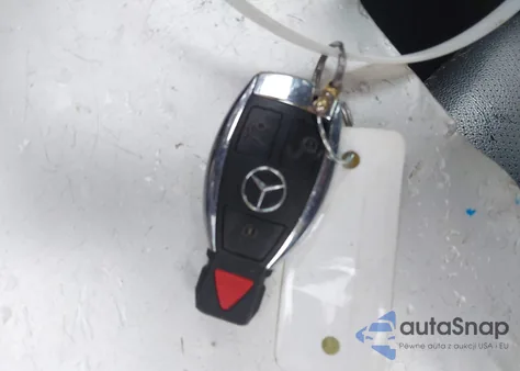 2018 Mercedes-Benz C 300 z USA, uszkodzony, nr VIN 55SWF4JB4JU275114